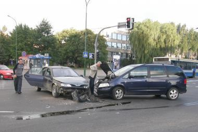 Reguliuojamoje sankryžoje – metalinė avarija