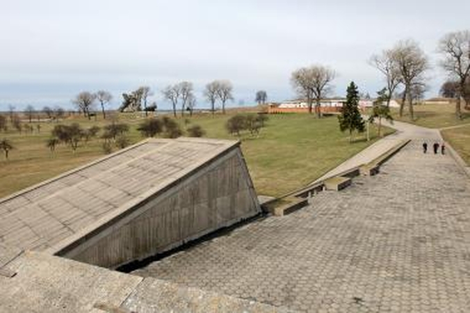 IX-asis fortas išmargintas svastikomis