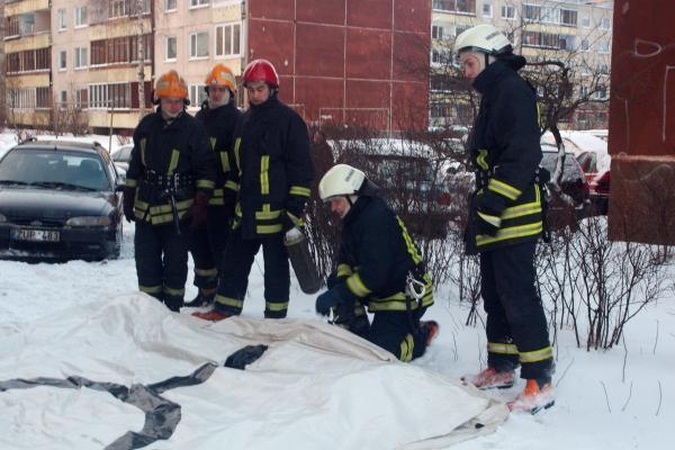 Laiku nesulaukęs algos jaunuolis bandė iššokti iš penkto aukšto