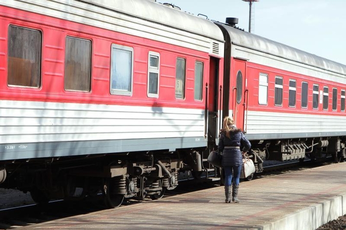 Traukinyje sumušta ir  apiplėšta moteris
