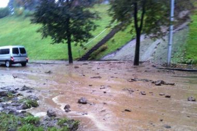 Nuošliauža paralyžiavo eismą Kauno Savanorių prospektu