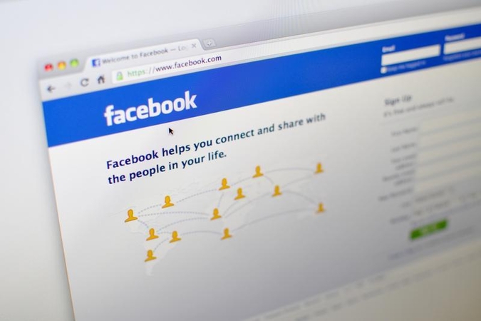 „Facebook“ vartotojai virusiniu būdu platina apgaulingą žinutę