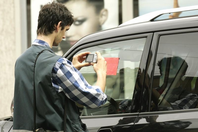 Sumušė „Automobilių stovėjimo aikštelių“ darbuotoją