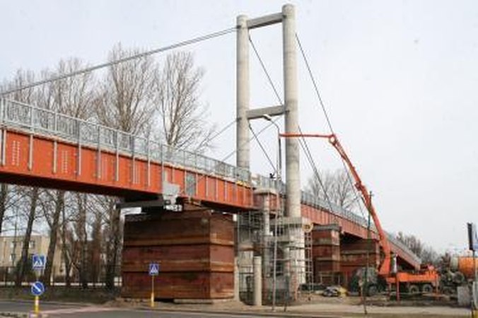 Pėsčiųjų tilto statybos artėja prie pabaigos