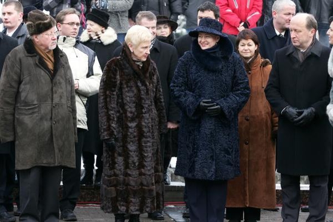 Kokius kailinius dėvi pirmosios šalies ponios?