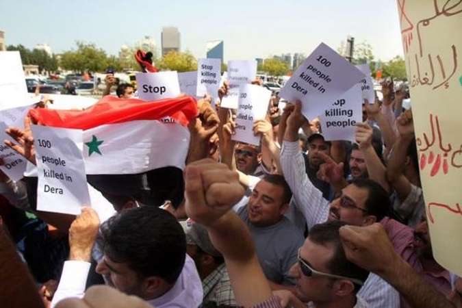 Šimtai Sirijos protestuotojų vėl renkasi Derijoje