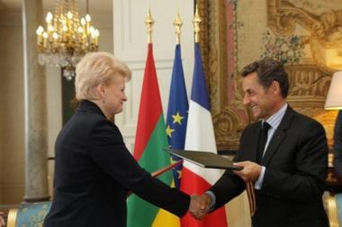 Prancūzija atsiprašė dėl aukštyn kojomis pakabintos Lietuvos vėliavos 