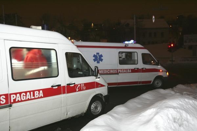 Molėtų rajone po automobilio ratais žuvo ant kelio gulėjęs vyras