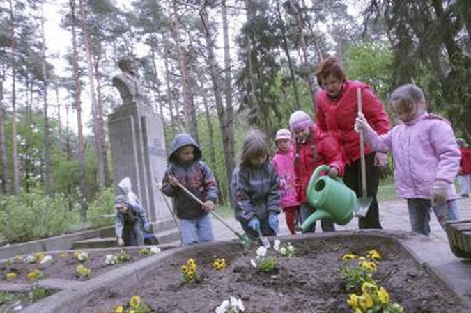 Darželinukai sutvarkė J.Basanavičiaus paminklo aplinką