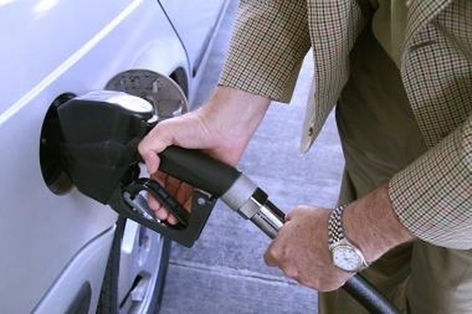 Naftos žaliava vėl pinga