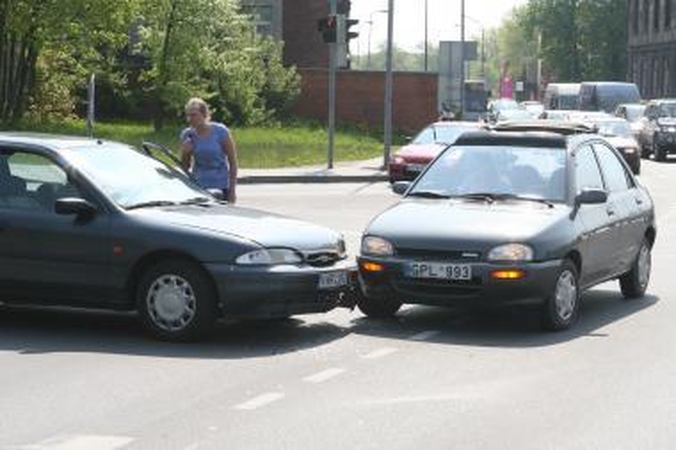 Reguliuojamoje sankryžoje - automobilių avarija