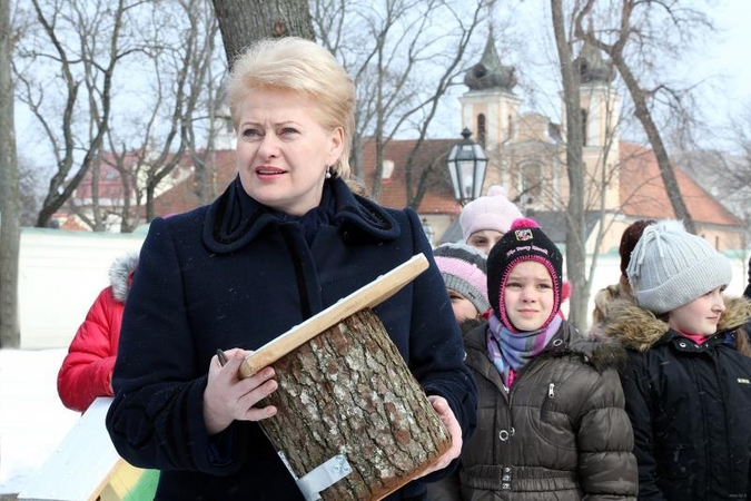 Prezidentė    su    vaikais   kėlė inkilus