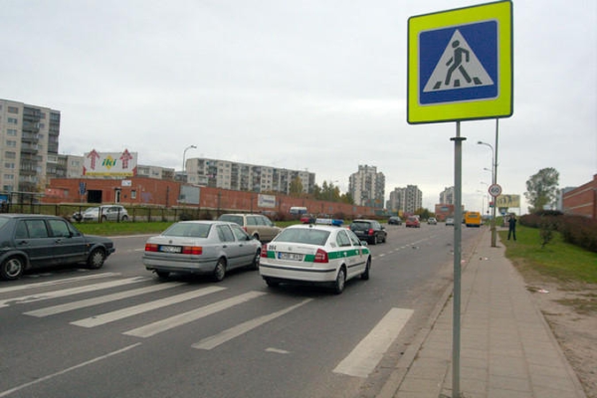 Vilniuje motociklininkas parbloškė per perėją ėjusią pėsčiąją