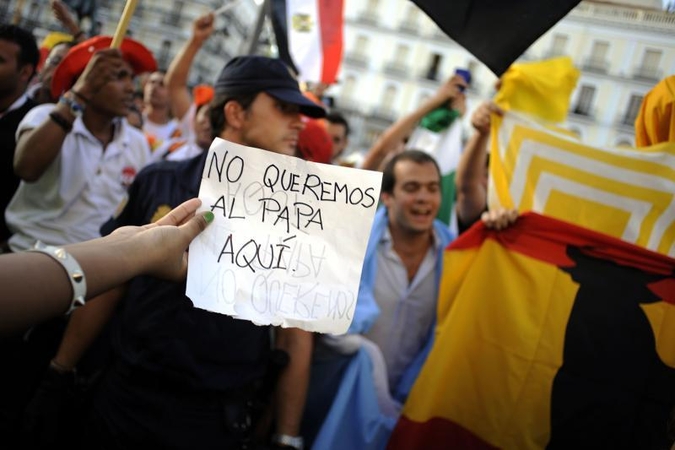 Madride popiežiaus vizito priešininkai susirėmė su maldininkais ir policija