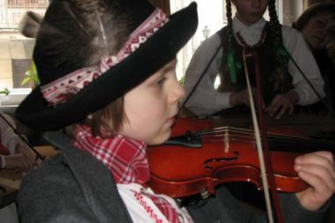 Karvių nebegano, o birbynėmis groja