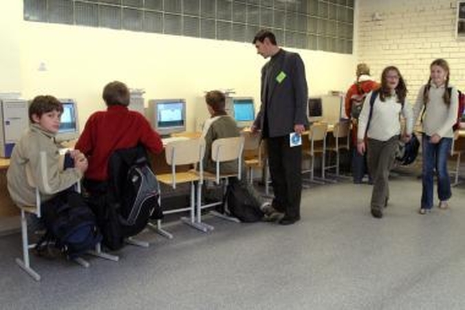 Profsąjunga: vienur dėl pedagogų algų deramasi, kitur jos „kertamos iš peties"