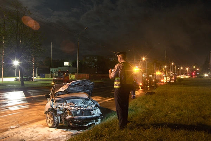 Vilniuje „Subaru“ nulaužė stulpą ir užsidegė