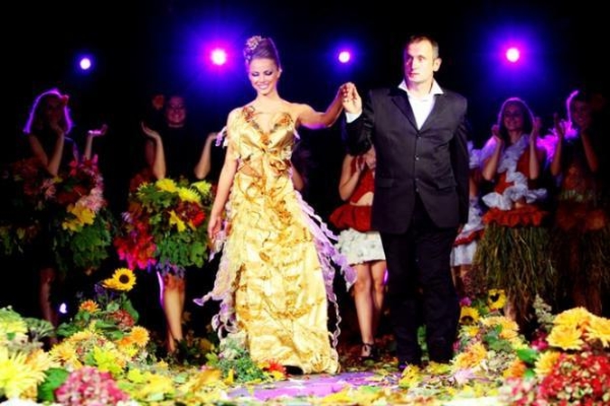 M.Vasiliauskas pristatė suknelę iš gintaro