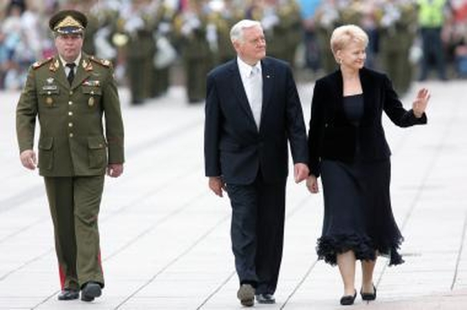 D.Grybauskaitė perėmė vyriausiojo ginkluotųjų pajėgų vado funkcijas