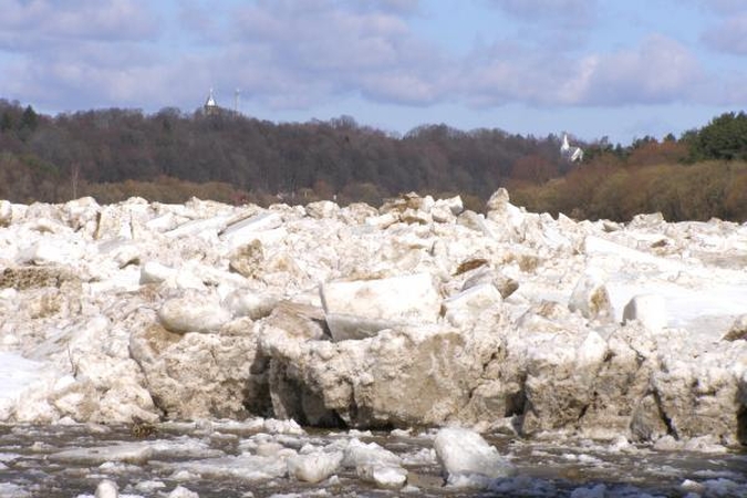 Potvynis pamaryje: kariai gali sprogdinti ledus Atmatoje