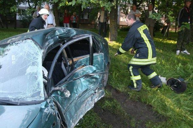 Avarija sostinėje: gelbėtojai vadavo vairuotoją