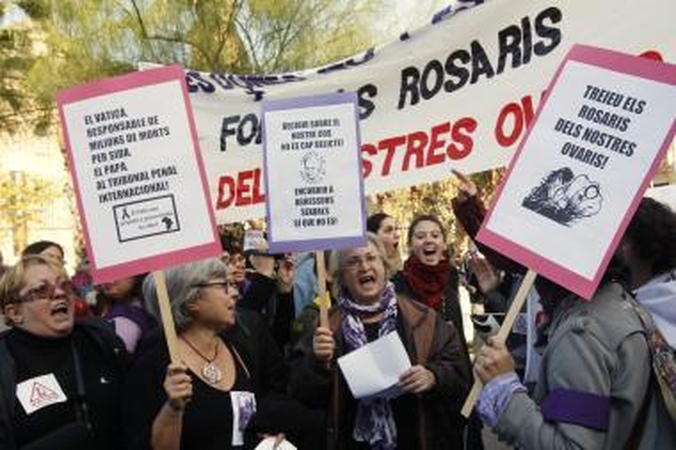 Barselonos gėjai ir lesbietės per popiežiaus vizitą surengė masinę bučiavimosi akciją