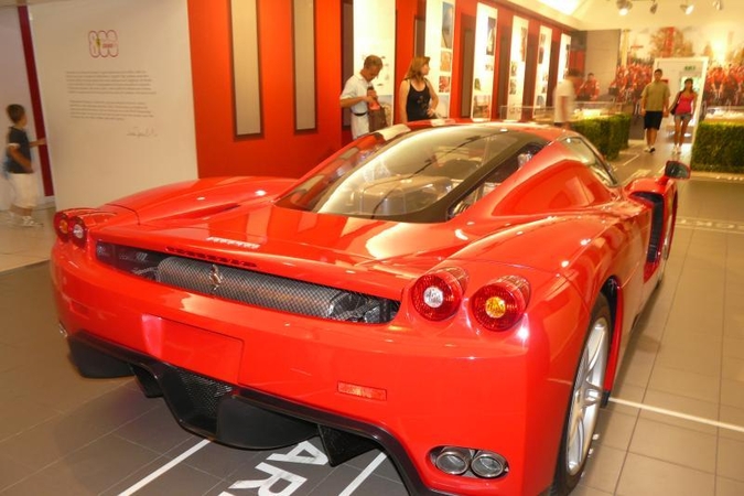 „Ferrari“ nutraukia „Enzo“ superautomobilio gamybą