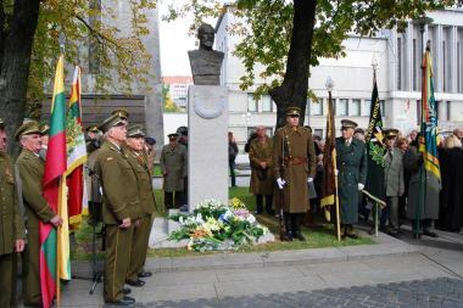 Atidengtas paminklas generolui P.Plechavičiui