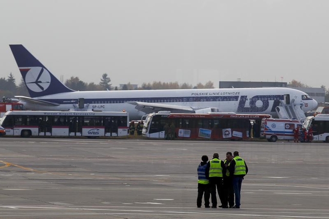Varšuvos oro uoste avariniu būdu leidosi lėktuvas su 230 žmonių