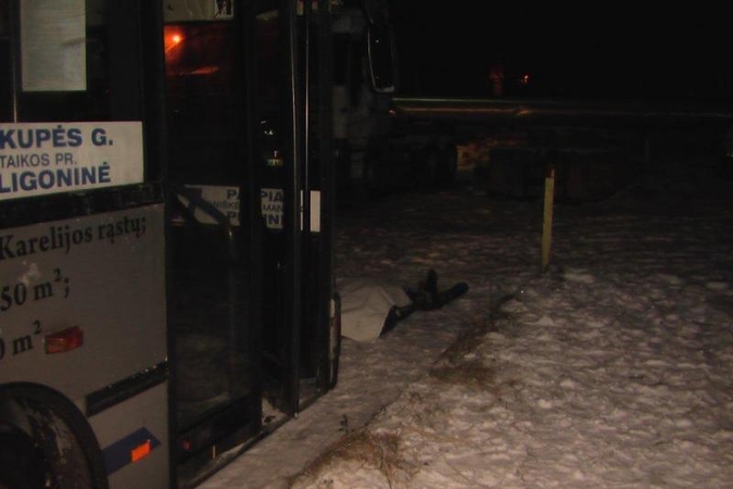 Klaipėdoje žuvo autobuso prispaustas žmogus