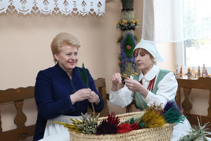 Prezidentė su tautodailininkėmis pynė verbas