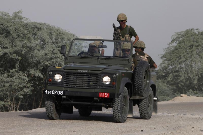 Indijos kariai užpuolė Pakistano karinį postą ir nukovė vieną karį