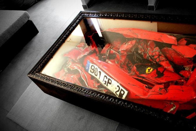 Sudaužytą „Ferrarį“ dizaineris įdėjo po stalo stiklu