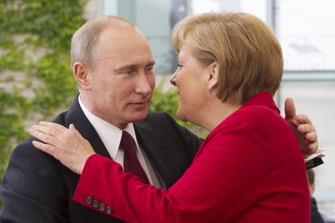 A.Merkel pasitiko V.Putiną su karinėmis iškilmėmis