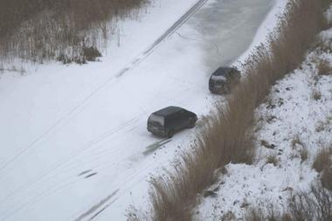 Nuo VSAT sraigtasparnio mašinos spruko marių ir upių ledu
