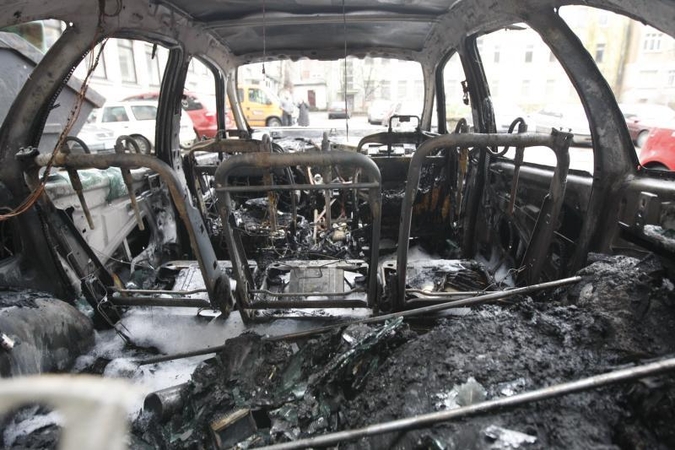 Sostinėje užsiliepsnojo metalinis garažas su automobiliu viduje