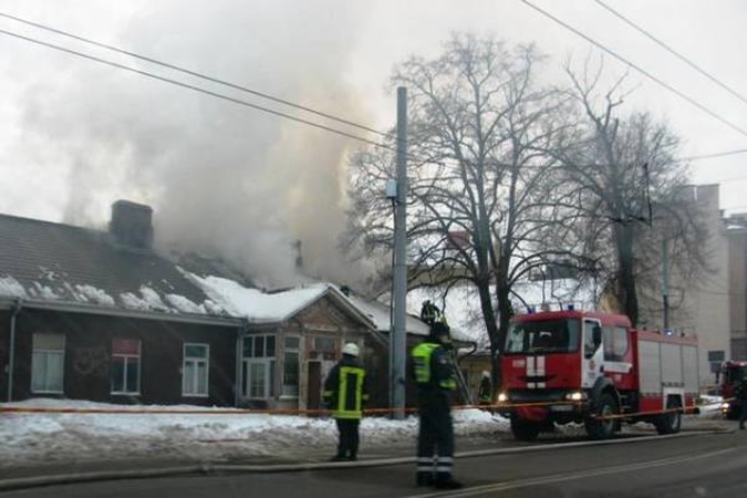 Vilniaus senamiestyje liepsnojo namas (papildyta)