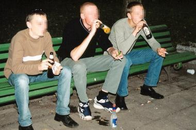 Paaugliai po tiltu apsinuodijo alkoholiu