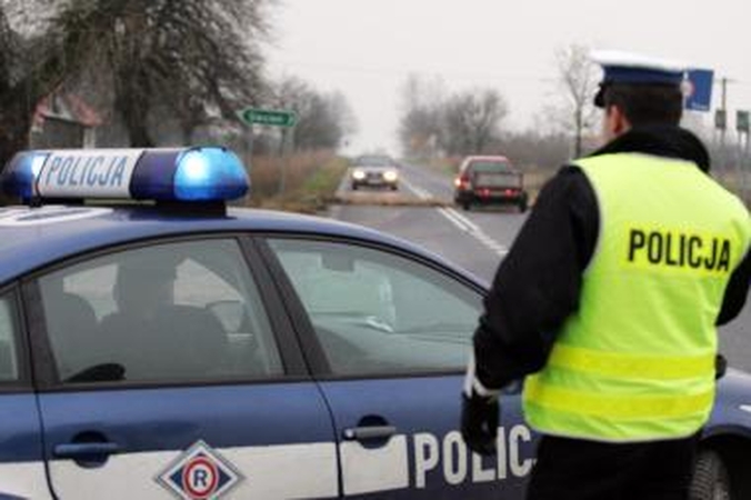 Lenkija: vairuotojas partrenkė policininką, šis nenaudėlį „pavaišino“ kulka 