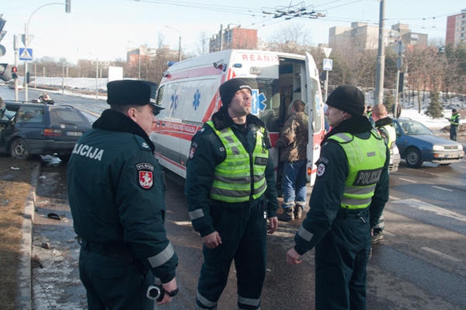 Vilniuje skubėdamas į gaisrą į avariją pateko policijos ekipažas (papildyta)