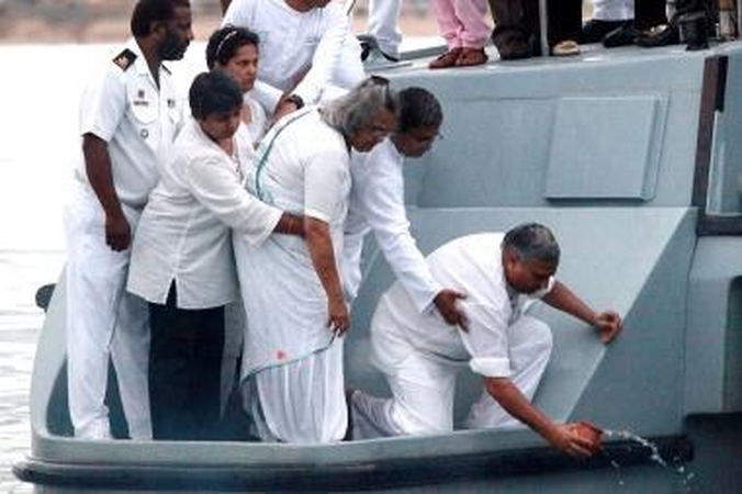 Indijoje apvirtus laivui žuvo 12 žmonių, dingo dar apie 20