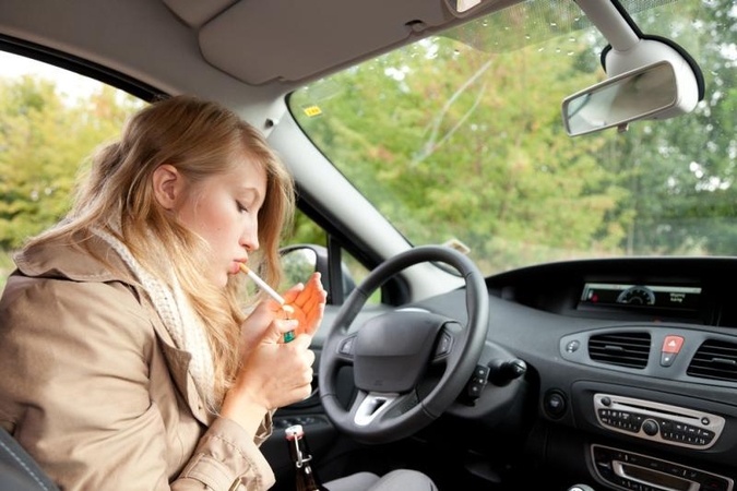 Norima uždrausti rūkyti automobilyje, kuriame yra vaikas
