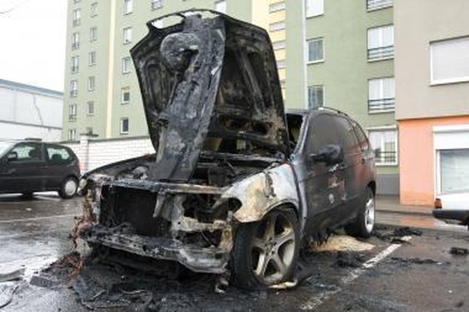 Sudegė V.Šapranausko „BMW X5“