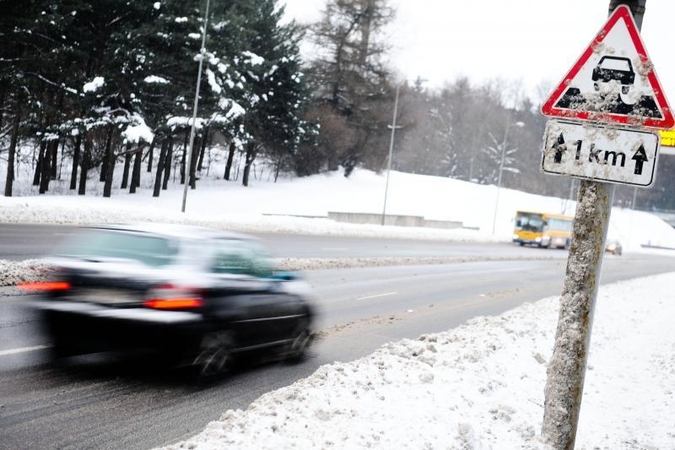 Kai kur eismą sunkina lietus arba dulksna