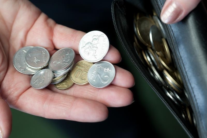 Vyriausybė minimalią algą nuo sausio didina iki 1 tūkst. litų