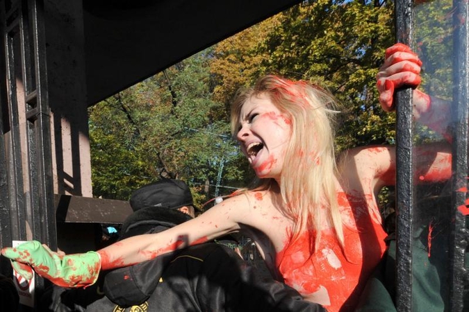 Baltarusijos opozicija gėlėmis atsidėkojo FEMEN aktyvistėms