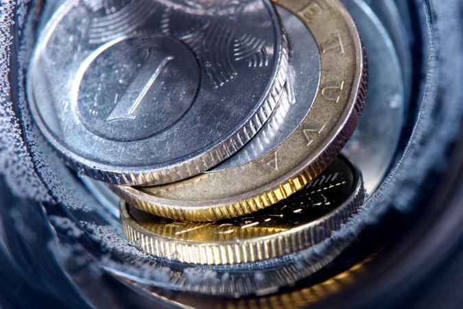 2012 m. raginama pradėti tik būtiniausius investicijų projektus