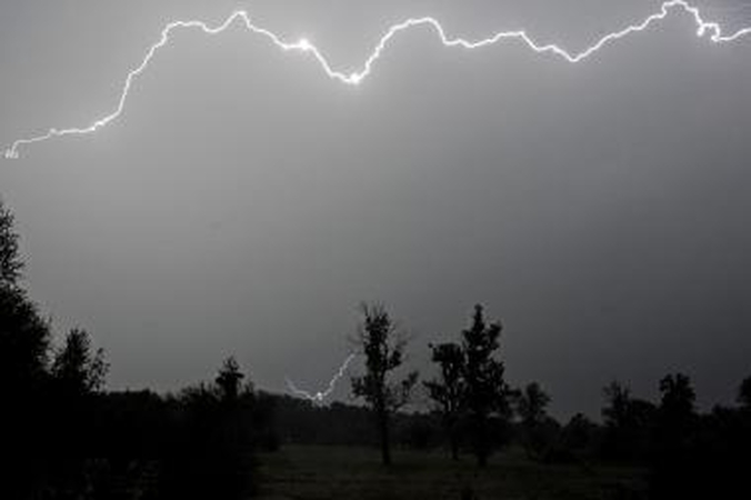Lenkijoje dėl vėtrų daugiau kaip 40 tūkst. šeimų liko be elektros