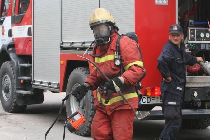 Vilniuje užsiliepsnojo apleistas pastatas prie šv. Jokūbo ligoninės