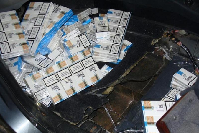 Kontrabandines cigaretes slėpė dvigubame automobilio dugne
